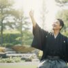 日本庭園で幸せそうにする和服の男性