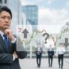 金利の動きから株価を予測する男性